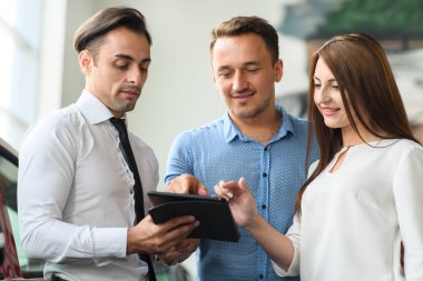 İstemciler tablet bazı seçenekleri belirleyin. Satıcı açıklamak ihtiyaç duydukları tüm bilgiler