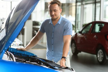 İstemci motor üzerinde arıyor. Yeni bir araba satın almak istiyorum.