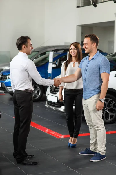 Una Pareja Compró Auto Nuevo Vendedor Mano Con Cliente — Foto de Stock