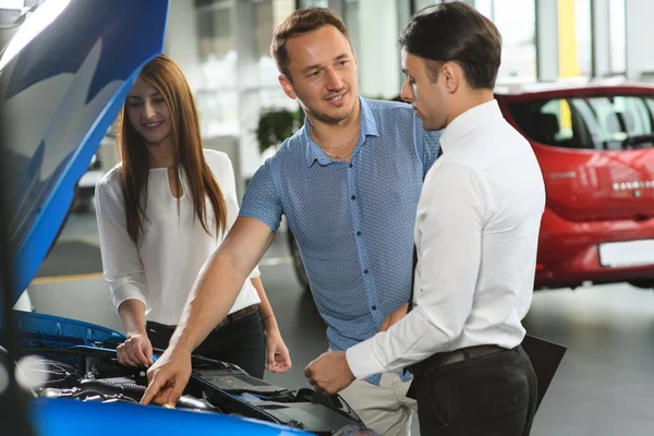 Vendedor Muestra Motor Del Coche Para Cliente Par Tiene Algunas — Foto de Stock