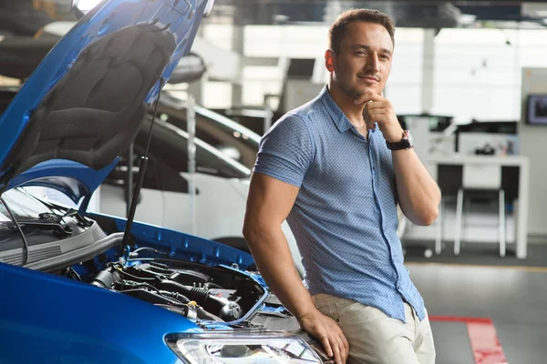 Tipo Está Sentado Parte Delantera Del Coche Está Pensando Cómo — Foto de Stock