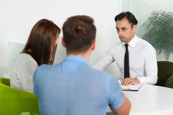 Vendedor Tiene Una Conversación Con Los Clientes Quieren Comprar Auto — Foto de Stock