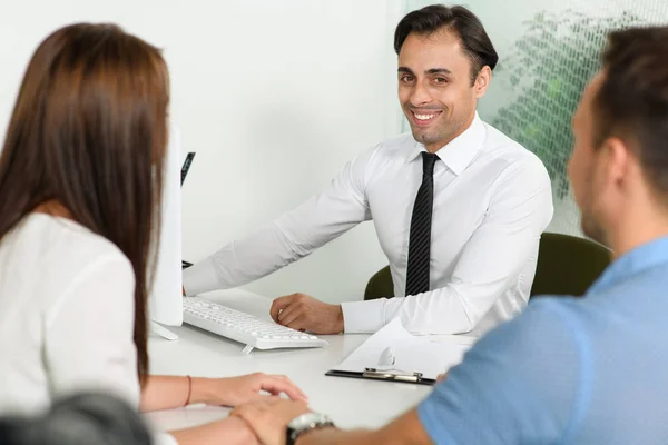 Vendedor Tiene Una Conversación Con Los Clientes Pareja Quiere Hacer — Foto de Stock