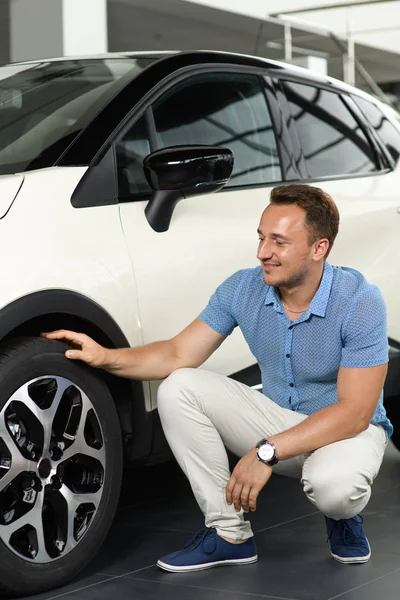 Hombres Con Camiseta Azul Tocando Rueda Del Coche Nuevo Quiere — Foto de Stock