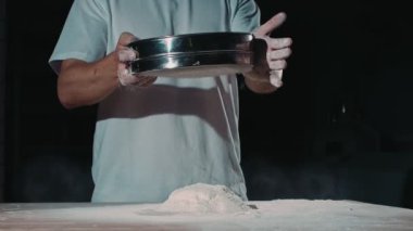 Ünlü restraunt şefi un sifts. Beyaz t-shirt o. İkram lezzetli yemek yapacak.