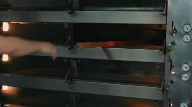 Aşçı soba gelen ekmek alır. O ünlü restraunt çalışıyor. O beyaz çalışma Süiti giyer.