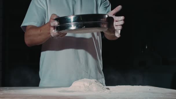 著名的饭馆筛面粉的主厨 他穿着白色 T恤衫 他要煮水木清华好吃的 — 图库视频影像
