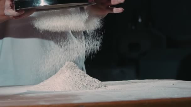 有名なレストランのシェフは 小麦粉をふるい 彼は白い シャツに なめらか美味しい作り方です — ストック動画