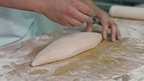 Cozinheiro Faz Cortes Com Ajuda Lâmina Massa Ele Trabalha Famosa — Vídeo de Stock