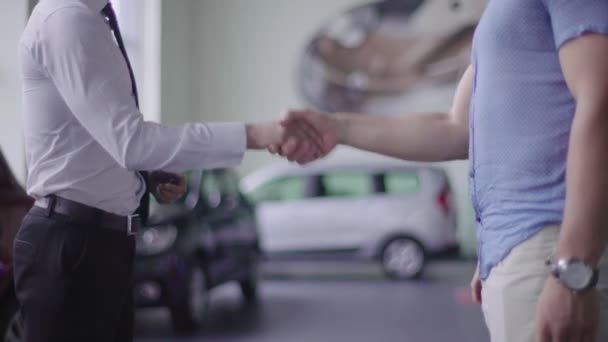 Verkoper Klant Schudden Handen Verkoper Geeft Sleutels Van Auto Naar — Stockvideo