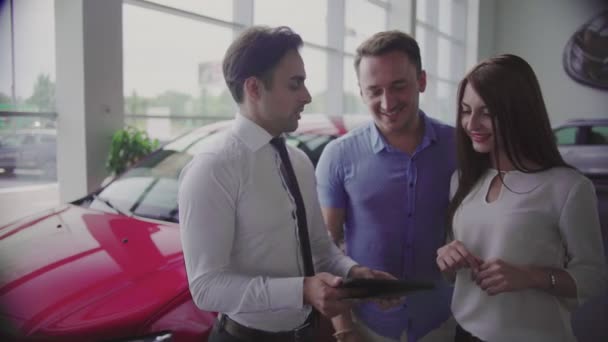 Salesman Shows Cars Tablet Clients Girl Very Excited — Stock Video