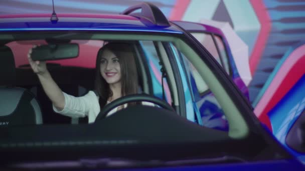 Klient Sitzt Neuen Auto Sie Blickt Den Rückspiegel — Stockvideo