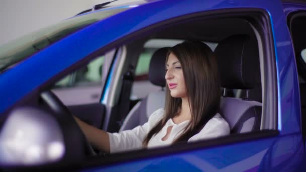 Cliente Está Sentado Coche Nuevo Concesionario Ella Está Mirando Todo — Vídeo de stock