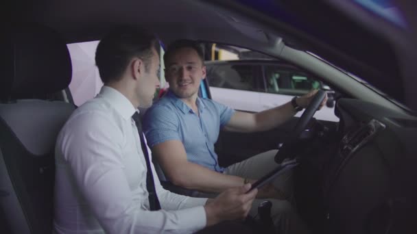 Salesman Shows Car Client Sitting New Car Car Blue — Stock Video