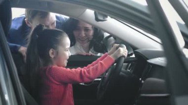 Araba kızı trys. Aile yeni bir araba arıyor. Anne ve baba nasıl onların daugter sürücüler arıyoruz.