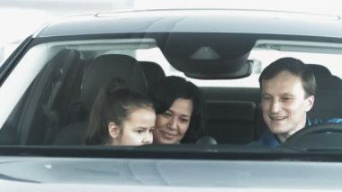 Aile araba multimedya arıyor. Onlar içinde araba bayilik vardır. Onlar yeni bir araba satın almak istiyorum.