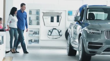 Aile için yeni araba gidiyor. Araba Bayilik içinde olduklarını.