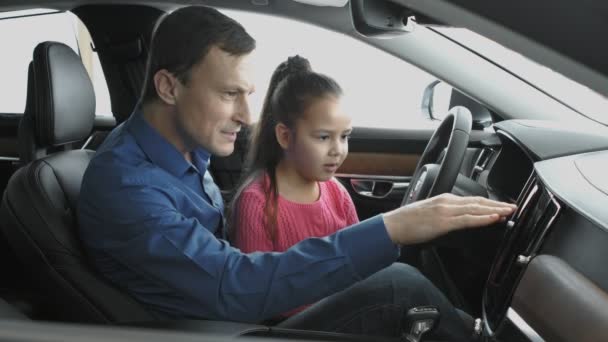 Papá Muestra Multimedia Para Hija Están Concesionaria Automóviles Busca Coche — Vídeos de Stock