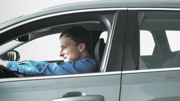 Männer Sitzen Neuen Auto Zeigt Schlüssel Aus Dem Neuen Auto — Stockvideo