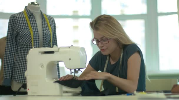 Menina Está Costurando Pano Uma Máquina Costura — Vídeo de Stock