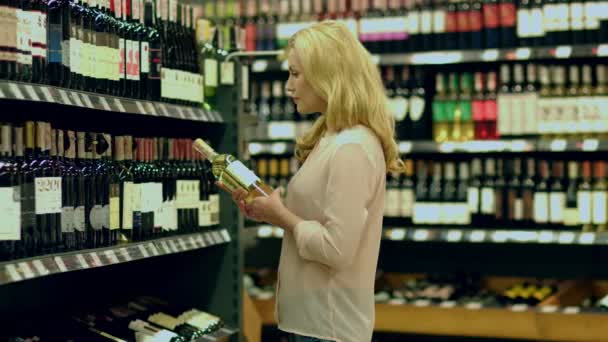 女の子変更以前に選択されたワイン — ストック動画