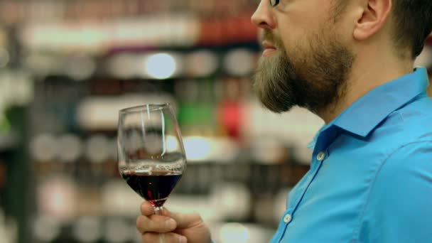 ソムリエは クライアントの要求で赤ワインを味します — ストック動画