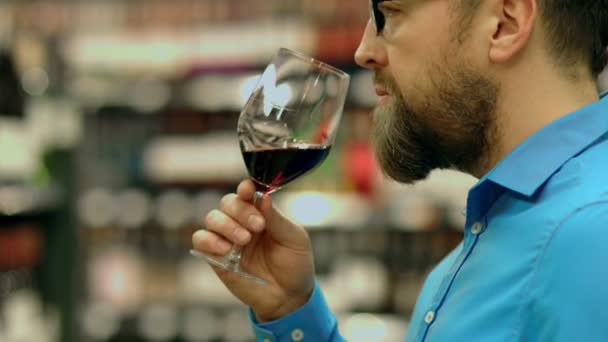 Sommelier Saboreia Vinho Tinto Pedido Cliente — Vídeo de Stock