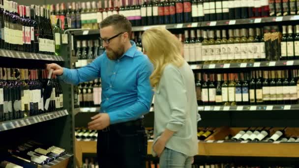 Bir Sommelier Çift Bir Şarap Isteği Üzerine Müşteri Seçer — Stok video