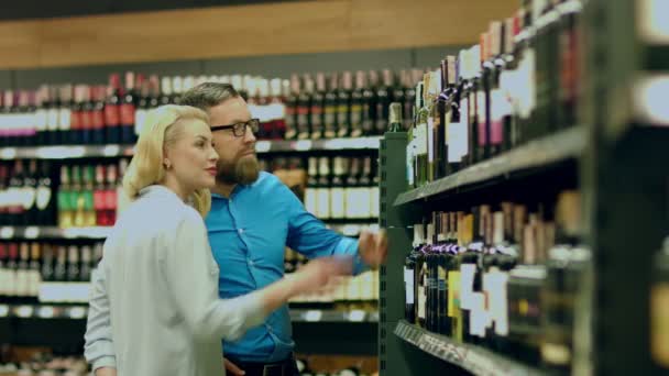 Een Paar Sommelier Kiest Een Wijn Verzoek Van Hun Cliënt — Stockvideo