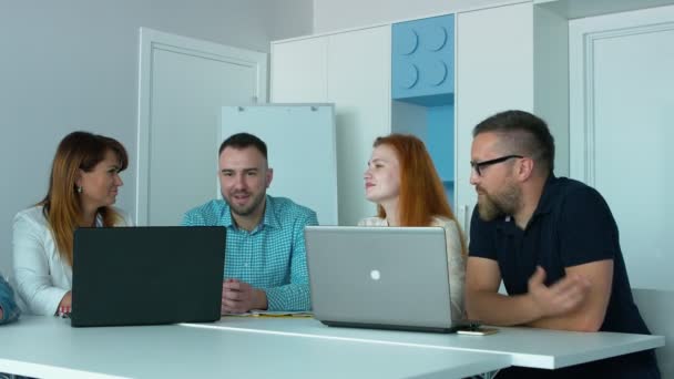 Dos Chicos Jóvenes Dos Hermosas Chicas Vestidas Negocios Informales Hablan — Vídeos de Stock