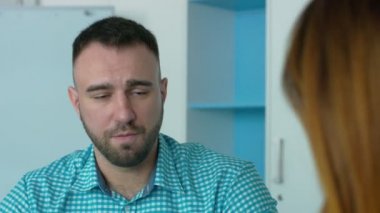 Genç işçi iş tartışırken bir beyaz bluz içinde güzel bir kız ile