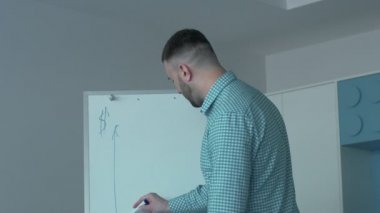 Bir gömlek bir genç eleman bir eğilim satır üzerinde kurulu bir toplantı sırasında çizer