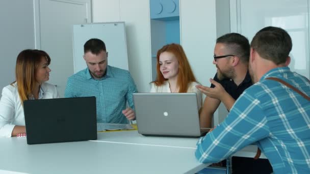 Cinco Jovens Empregados Escritório Discutem Ativamente Casos Trabalho Durante Reunião — Vídeo de Stock