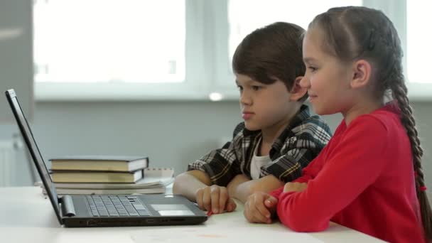 Bambini Piccoli Maschio Femmina Stanno Lavorando Computer Portatile — Video Stock