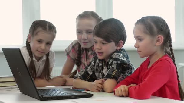 Čtyři Děti Sledovat Film Přenosném Počítači Tři Mladé Dívky Chlapcem — Stock video