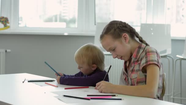 Dos Niñas Son Dibujadas Sobre Papel Con Lápices Juntas Uno — Vídeo de stock