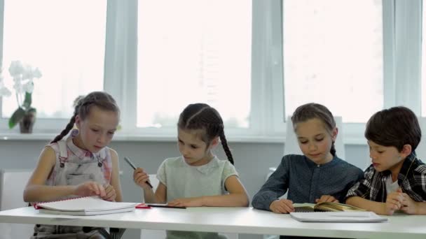 Маленькі Діти Проводять Час Разом Чотири Читають Книги Малюють Грають — стокове відео