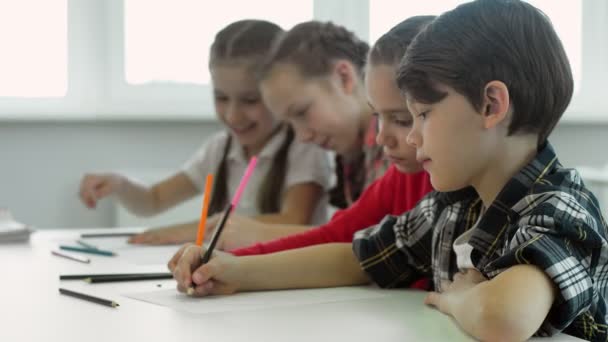Vier Kinderen Trekken Samen Drie Meisjes Een Jongen Proberen Schilderen — Stockvideo