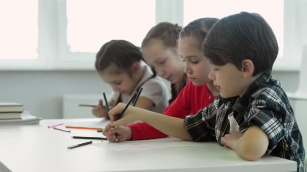 Cuatro Niños Dibujan Juntos Tres Niñas Niño Tratan Pintar Juntos — Vídeo de stock