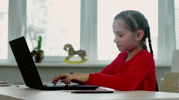 Una Niña Lencería Roja Trabaja Detrás Portátil — Vídeos de Stock