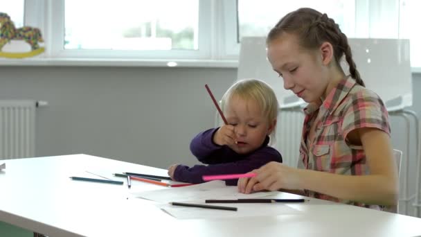 Dos Niñas Son Dibujadas Sobre Papel Con Lápices Juntas Uno — Vídeo de stock