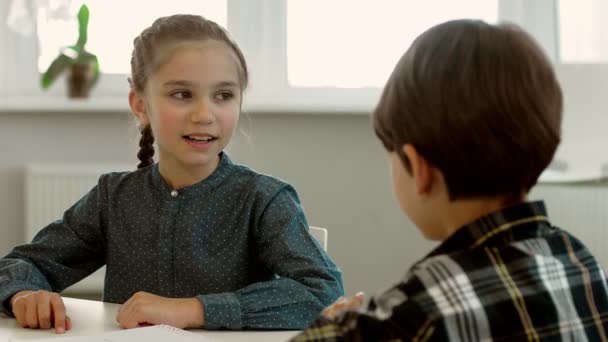 Κορίτσι Εξηγεί Στο Αγόρι Διάβασε Νωρίτερα Στο Βιβλίο — Αρχείο Βίντεο
