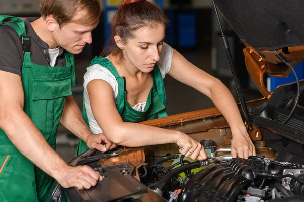 Dos Mecánicos Tipo Una Chica Reparan Motor Coche Naranja — Foto de Stock