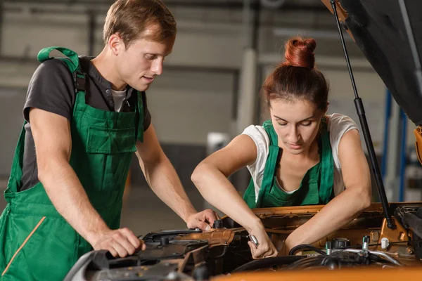 Dos Mecánicos Reparan Motor Coche Naranja — Foto de Stock