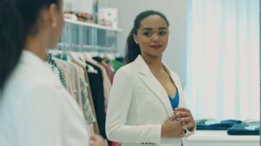 Elbise aynanın karşısında çalışan genç kadına heyecanlı