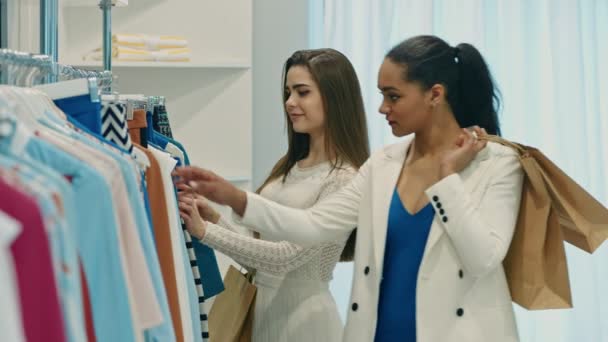 Молодые Счастливые Женщины Покупают Одежду Магазине — стоковое видео