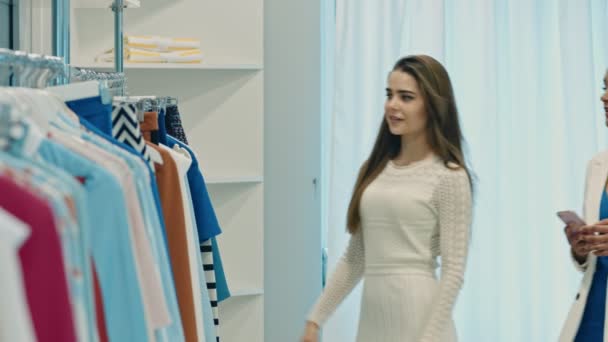 年轻快乐的妇女购物衣服在商店 — 图库视频影像
