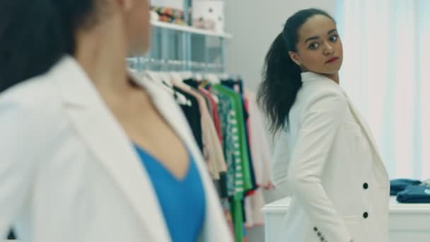 Ενθουσιασμένος Για Νεαρή Γυναίκα Που Προσπαθεί Ρούχα Μπροστά Στον Καθρέφτη — Αρχείο Βίντεο