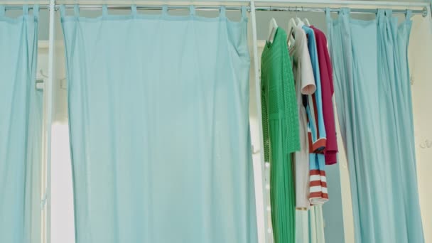Junge Frau Probiert Kleidung Der Umkleidekabine Eines Geschäfts — Stockvideo