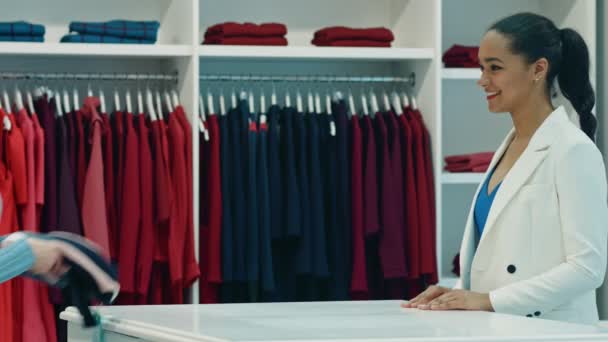 在服装店工作的专业售货员 — 图库视频影像
